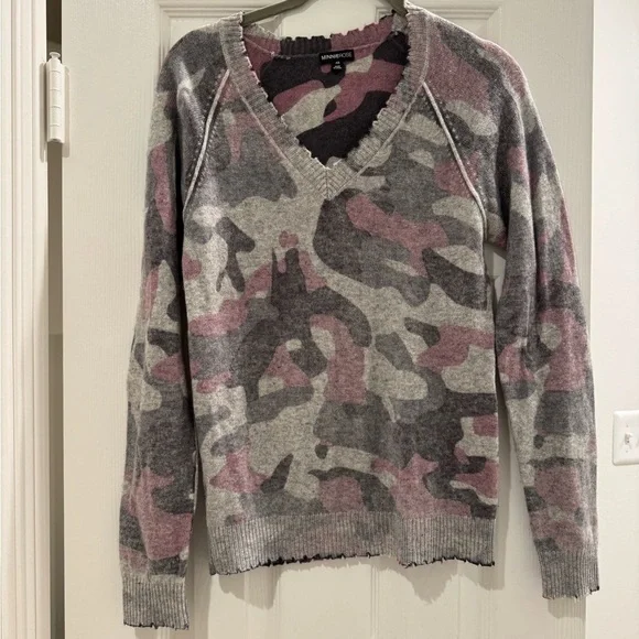J4. Minnie Rose Camo-print V-neck Cashmere Sweater In Pink Sand - Picture 2 of 11